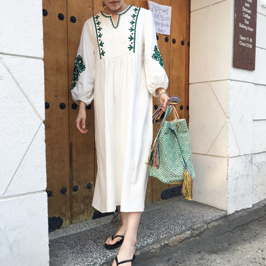Robe Chic – Détails Brodés & Élégance Naturelle